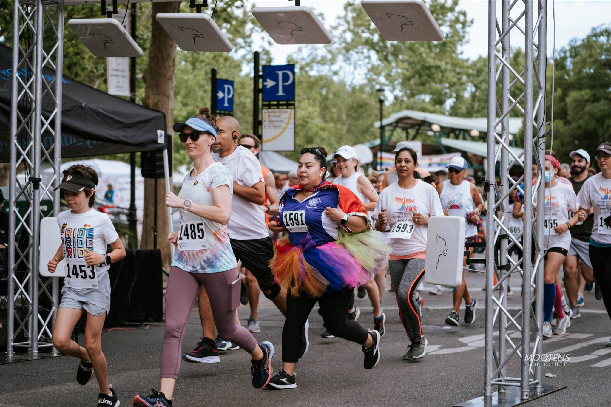 A group of people in colorful clothes run in a marathon